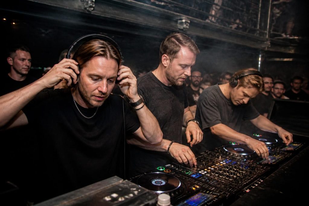 découvrez les dj les plus célèbres qui ont enflammé la scène du bootshaus à cologne, l'un des clubs les plus emblématiques d'allemagne.