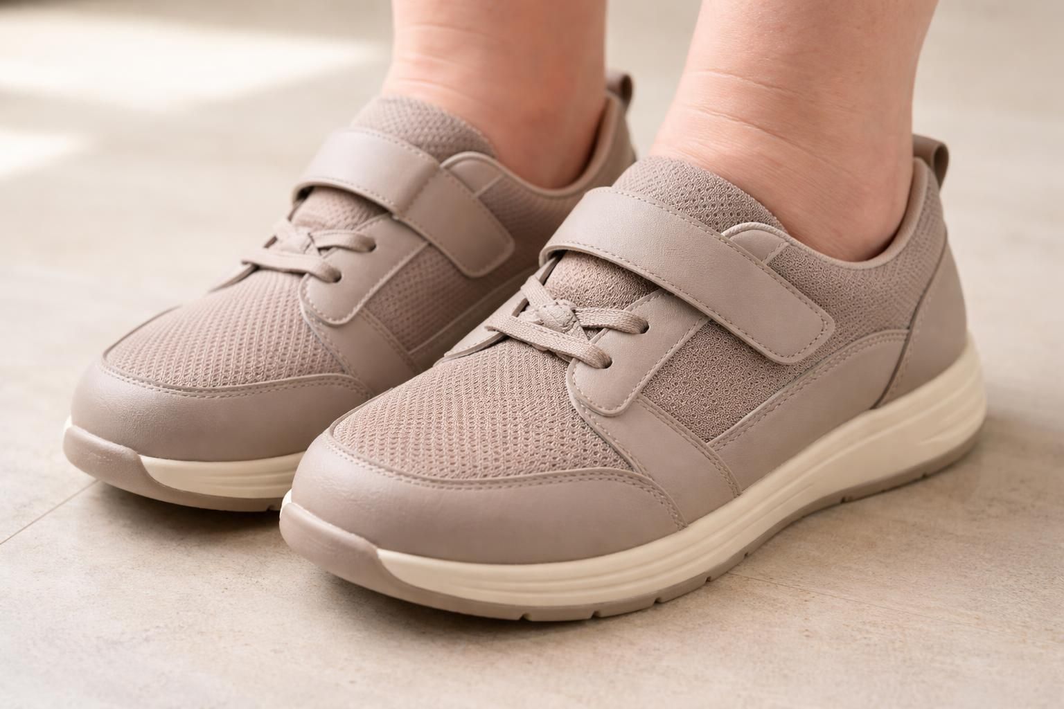 découvrez quelles chaussures privilégier lorsque vos pieds sont gonflés pour allier confort et style au quotidien.