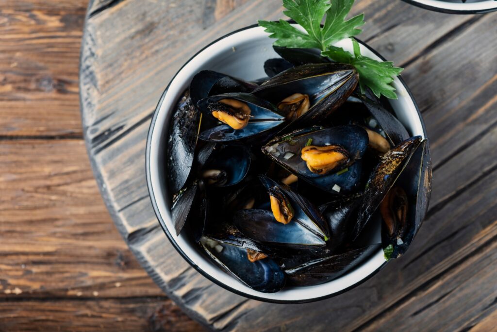 Cooked mussels with parsley